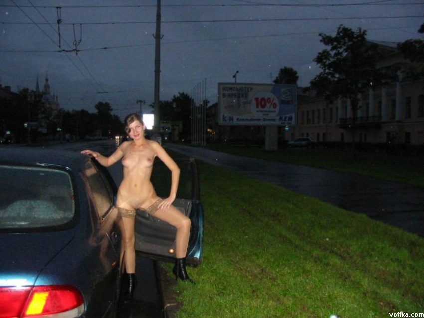 Жена позирует голая в машине 