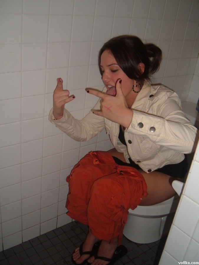 Женщина писает и подмывается в общественном туалете