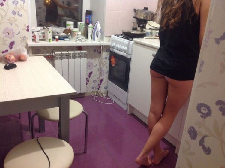 Пьяная подружка мастурбирует на кухне 