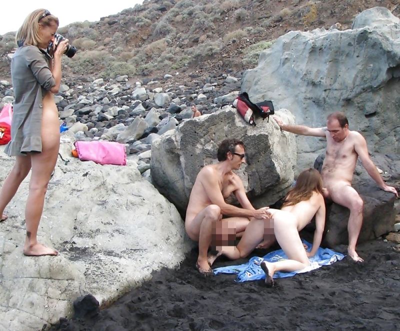 Парень с камерой на нудистском пляже снимает на любительское видео зрелую даму