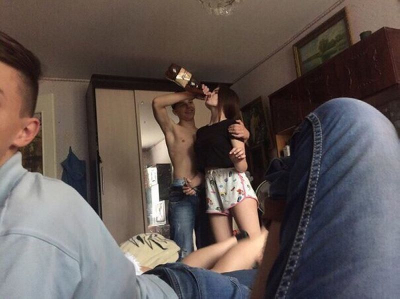 19-летняя куколка пригласила русскую подругу в гости чтобы устроить тройничок с парнем
