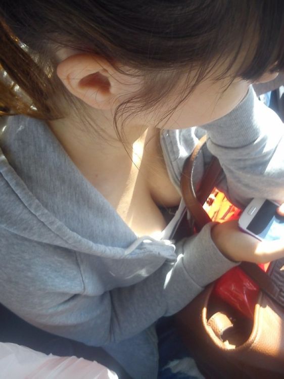 Молоденькая девушка с волосатой пиздой трогает себя на фотокамеру