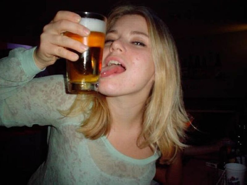 Парни пили пиво и смотрели как их друх трахал проститутку