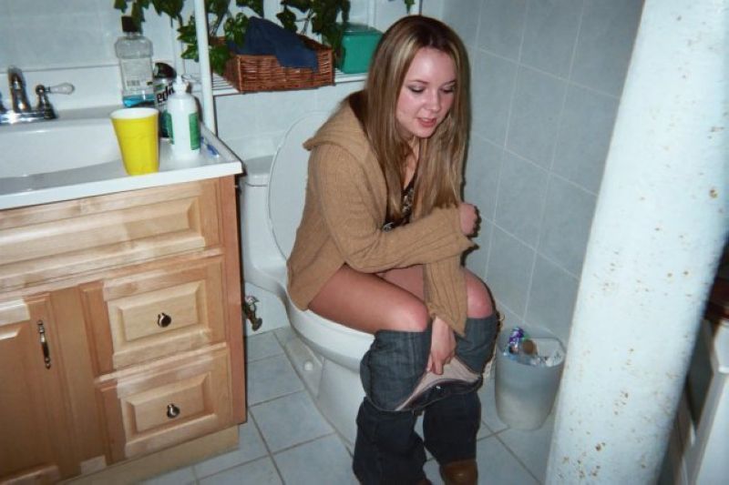 Писающая девушка спалилась в общественном туалете