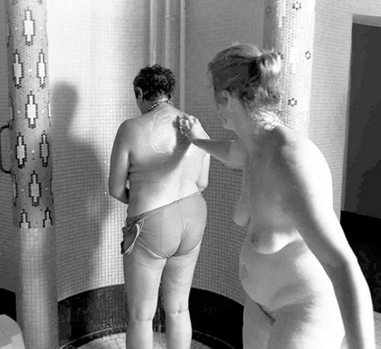 Подсмотрели за голыми женщинами в раздевалке бани