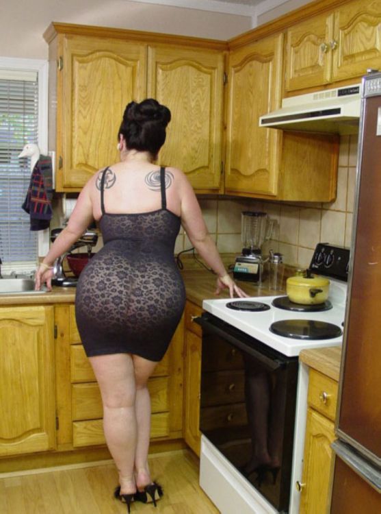 Зрелая и толстая домохозяйка с большой попой трахается в позе наездницы