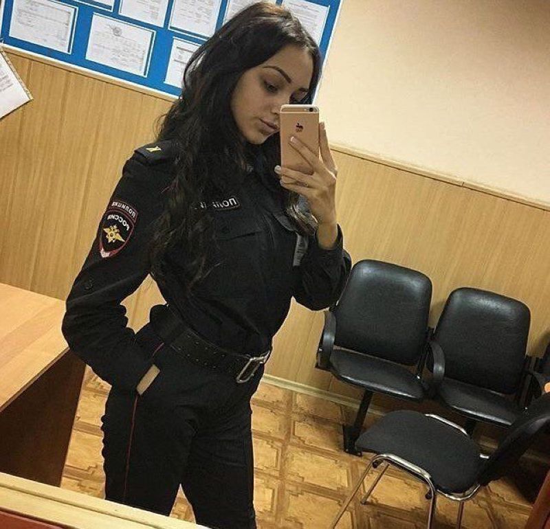 Голая девушка в полиции - 19 фото