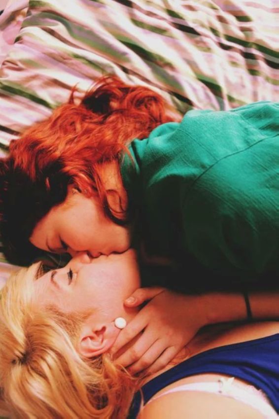 Блондинка с рыжей лесбиянкой ласкается перед любительской вебкамерой