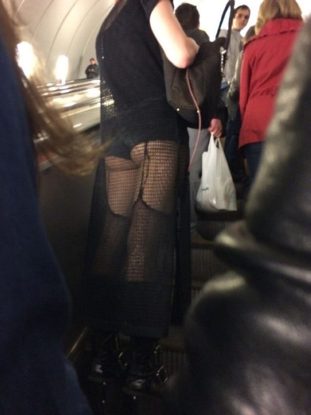На эскалаторе в метро подглядывают под юбки