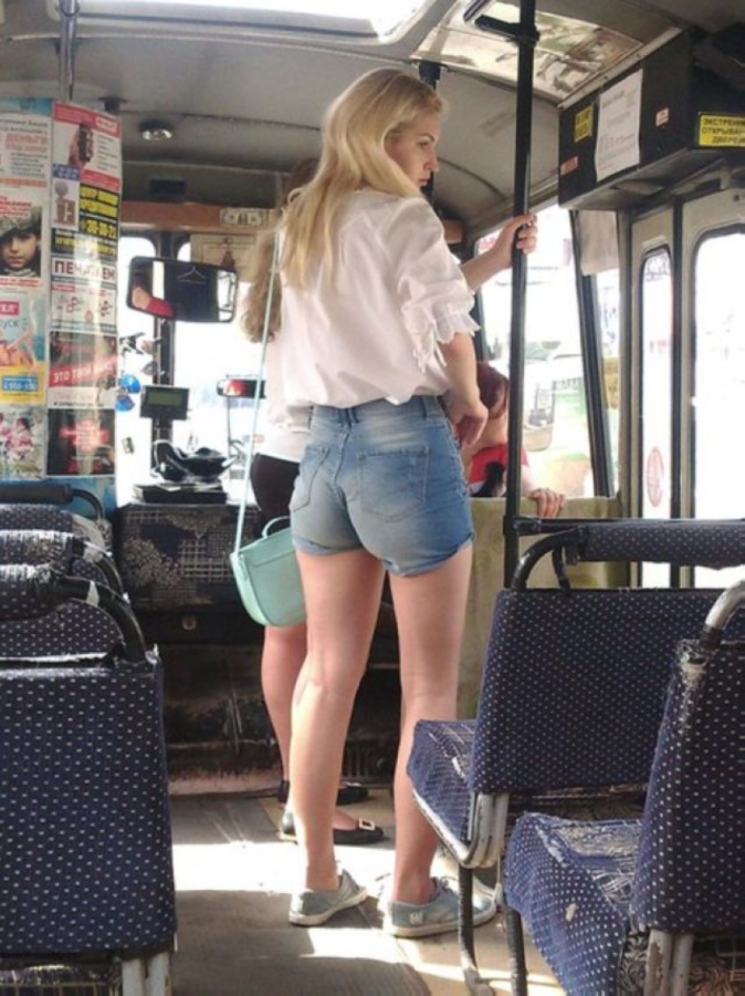 Блондинка надела короткие шорты на свой большой зад фото