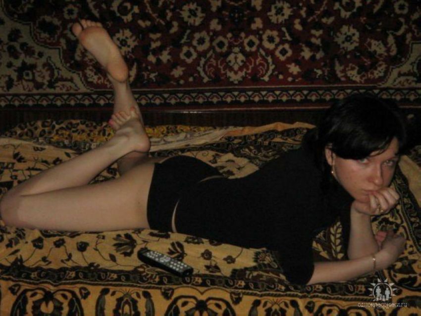 Самка лежит голой на ковре фото