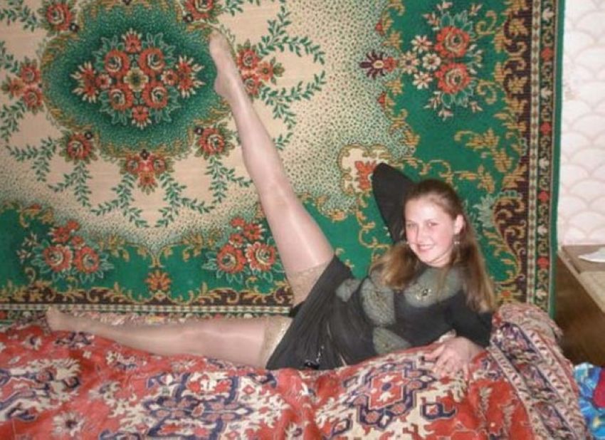 Самка лежит голой на ковре фото