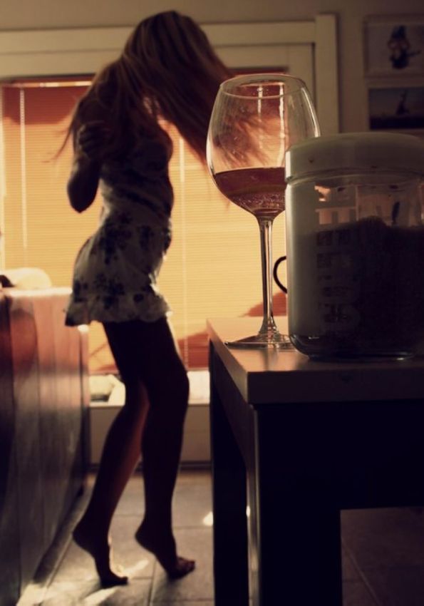 Голая подружка с короткой стрижкой пьет вино вечером