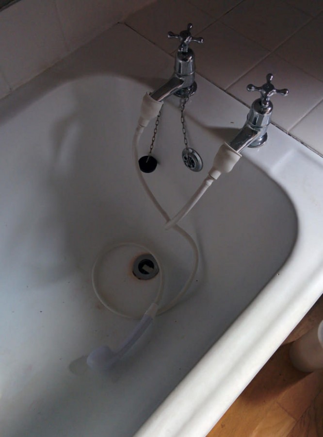 Обычный душ в обычной британской квартирке