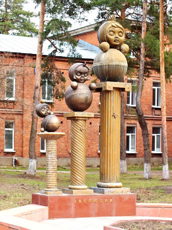 памятник неваляшке в Котовске 