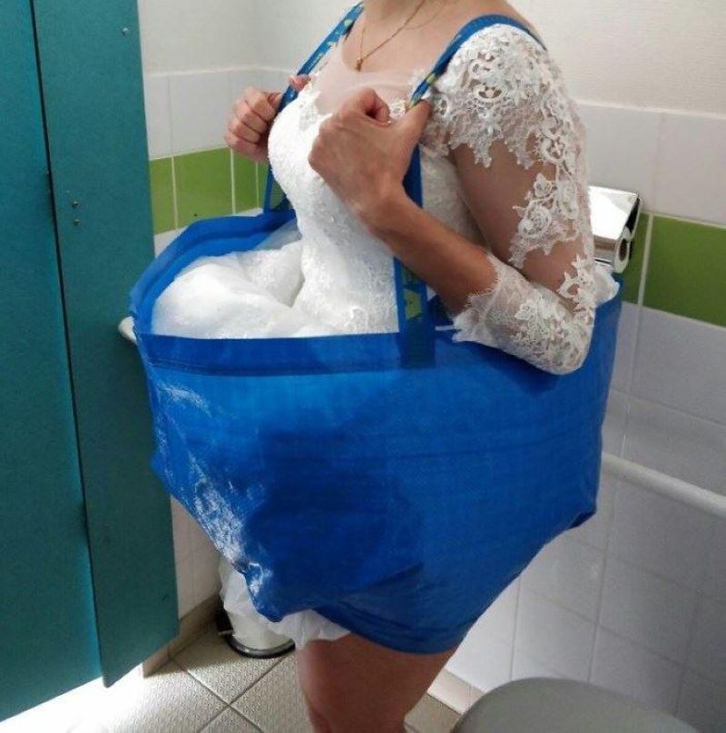Синяя сумка Икеа поможет невесте в трудной ситуации.
