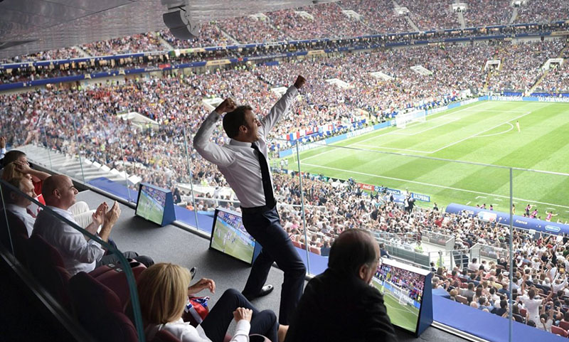 Президент Франции смотрит финальную игру Кубка Мира 2018.