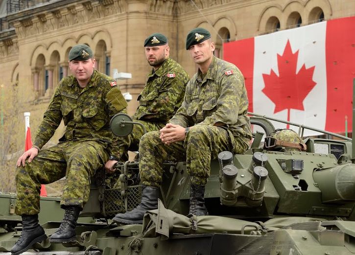 Военнослужащим в Канаде разрешили красить волосы и иметь тату на лице