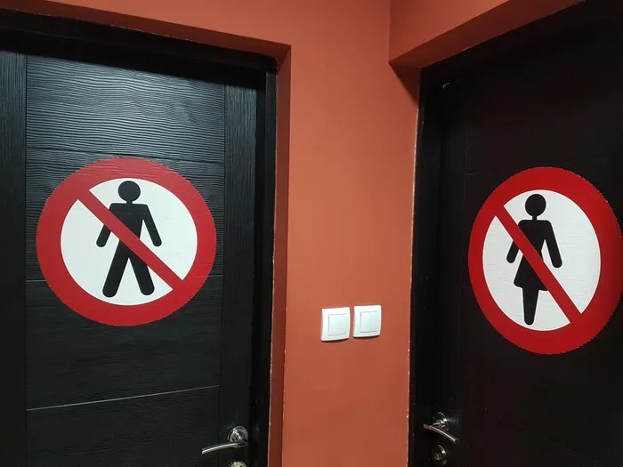 Эти знаки на дверях туалета немного сбивают с толку