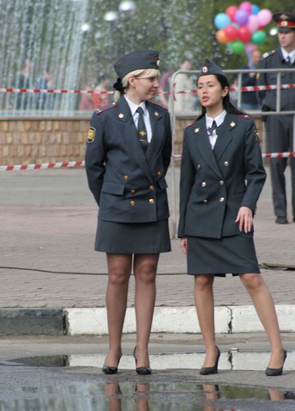 Девушки в форме полиции в коротких юбках