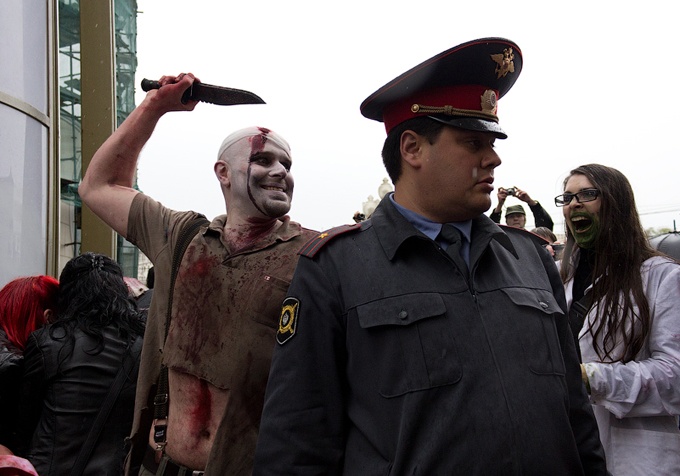 Как полицаи в Москве зомби парад задержали