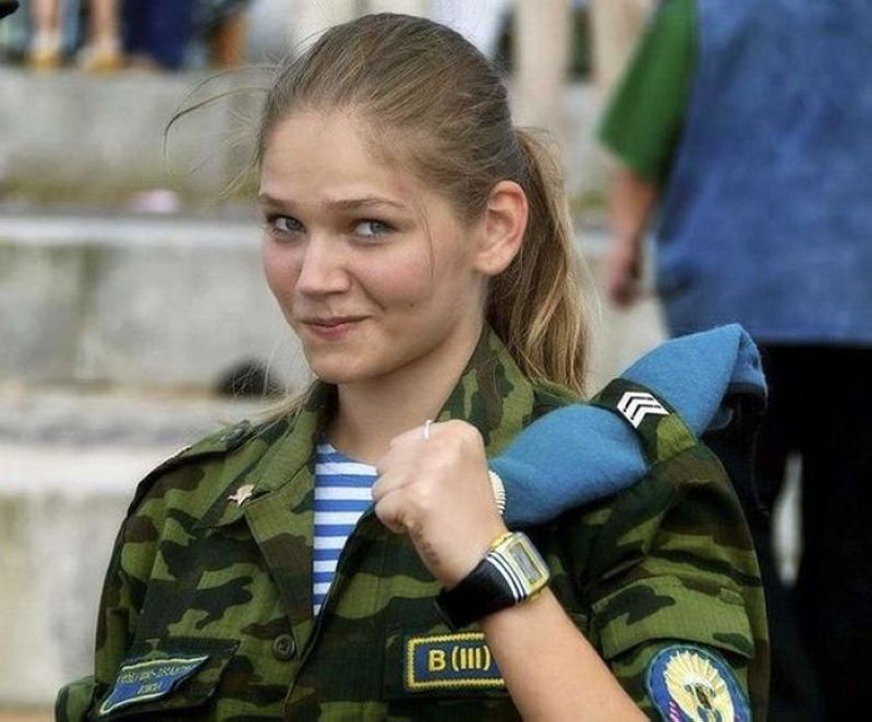 Девушки из Рязанского высшего воздушно-десантного командного училища