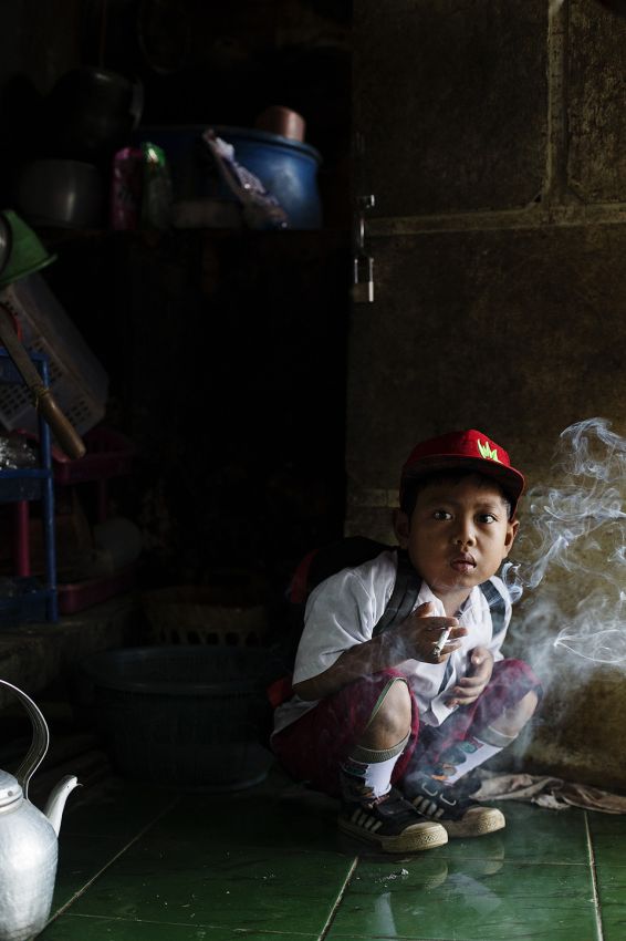 Курящие дети в Индонезии