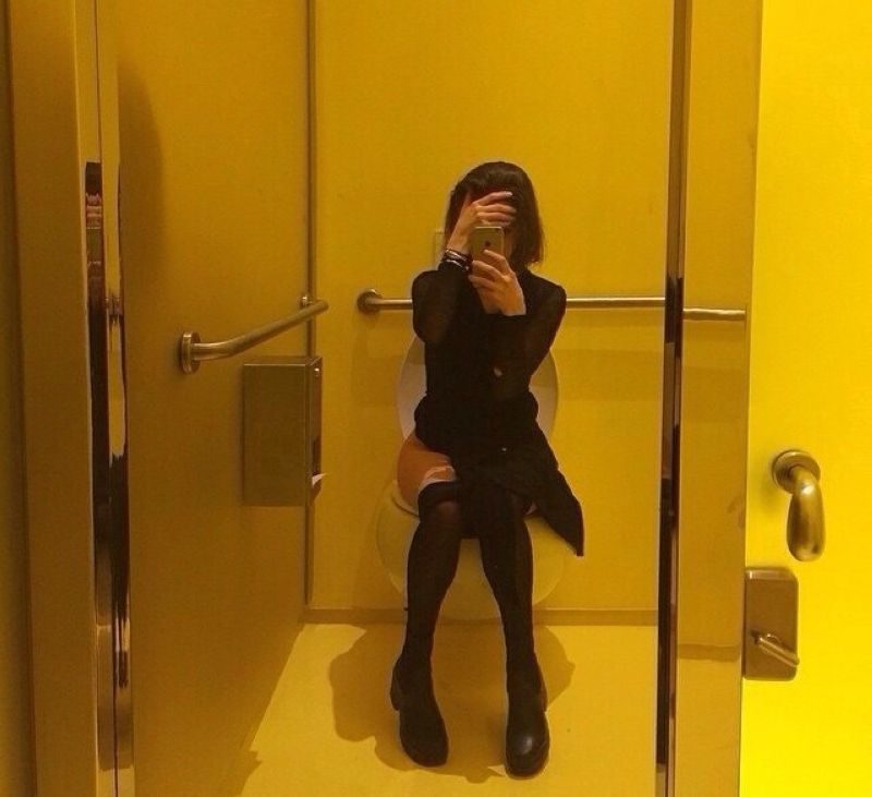 Фото в лифте с зеркалом девушки