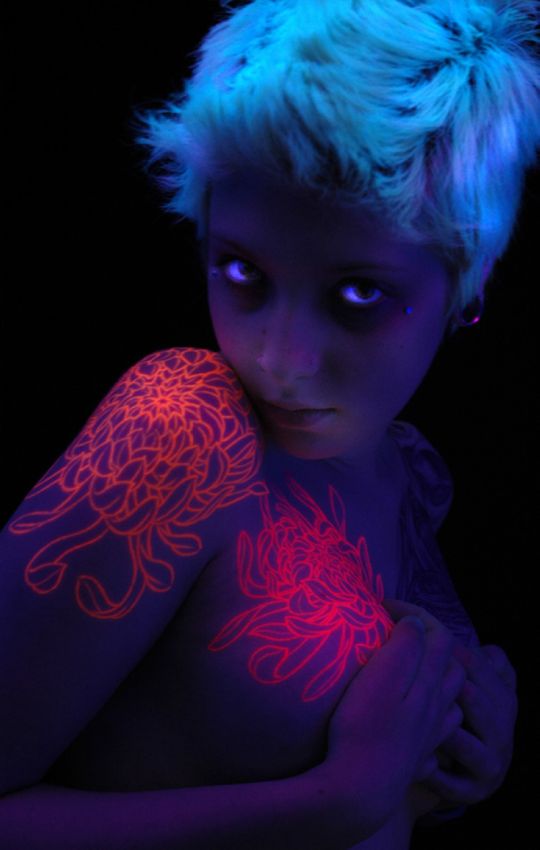 Светящиеся тату, которые видны только под ультрафиолетом