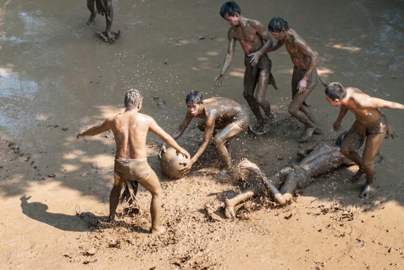 фестиваль с футболом в грязи