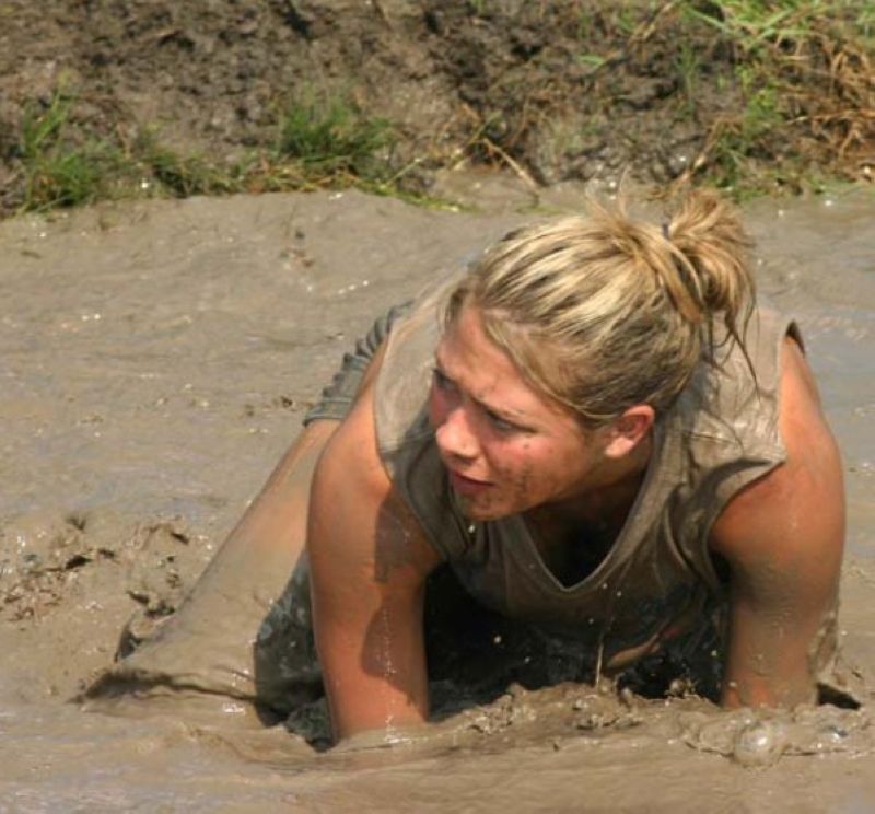 Dirty girl. Красивые девушки в грязи. Женщины купаются в грязи. Девочки купаются в грязи.