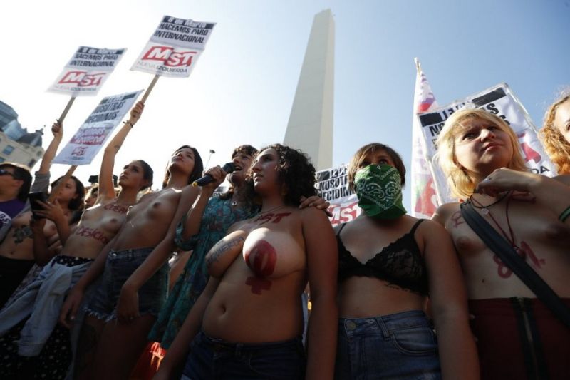 Демонстрация в защиту права обнажать грудь в Буэнос-Айресе