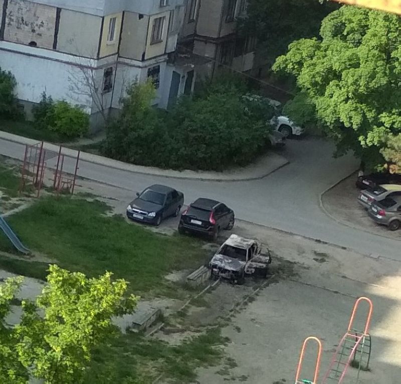 В Симферополе массово поджигают машины, припаркованные на газоне