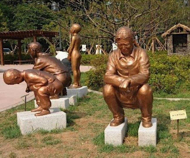 Корейский парк с какающими скульптурами