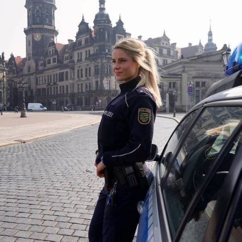 Instagram немецкой девушки-полицейской Адриенны Колешар