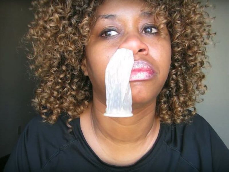 Втягивание презервативов через нос