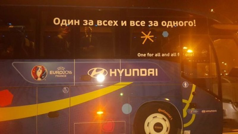 Автобус футбольной сборной России как бы намекает, кого везет