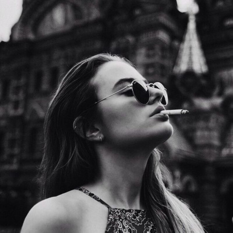 Фото девушки с сигаретой черно белые