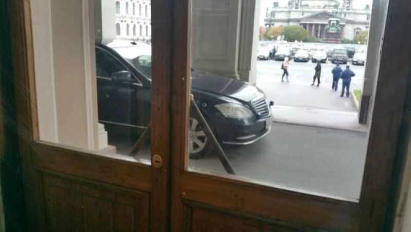 Как паркует автомобиль врио губернатора Санкт-Петербурга Александр Беглов