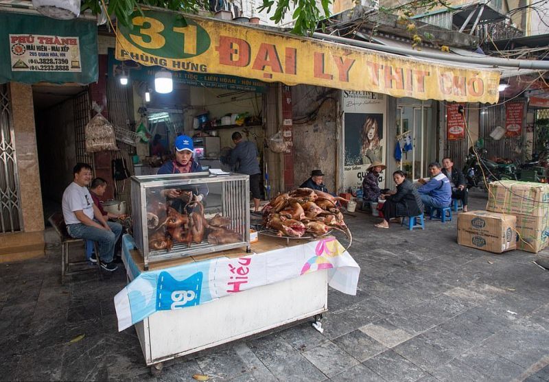 Настоящие хот-доги на мясном рынке во Вьетнаме