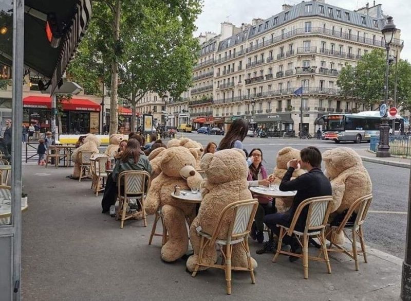 Социальная дистанция в парижских кафе