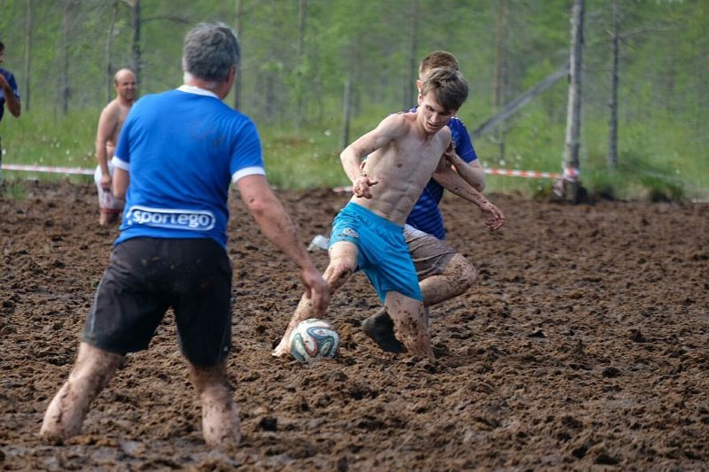 Фото болотного футбола