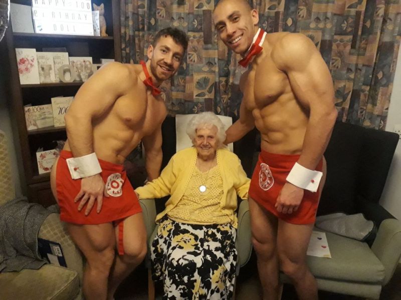 Бабушка из британского дома престарелых отметила 100-летие со стриптизерами
