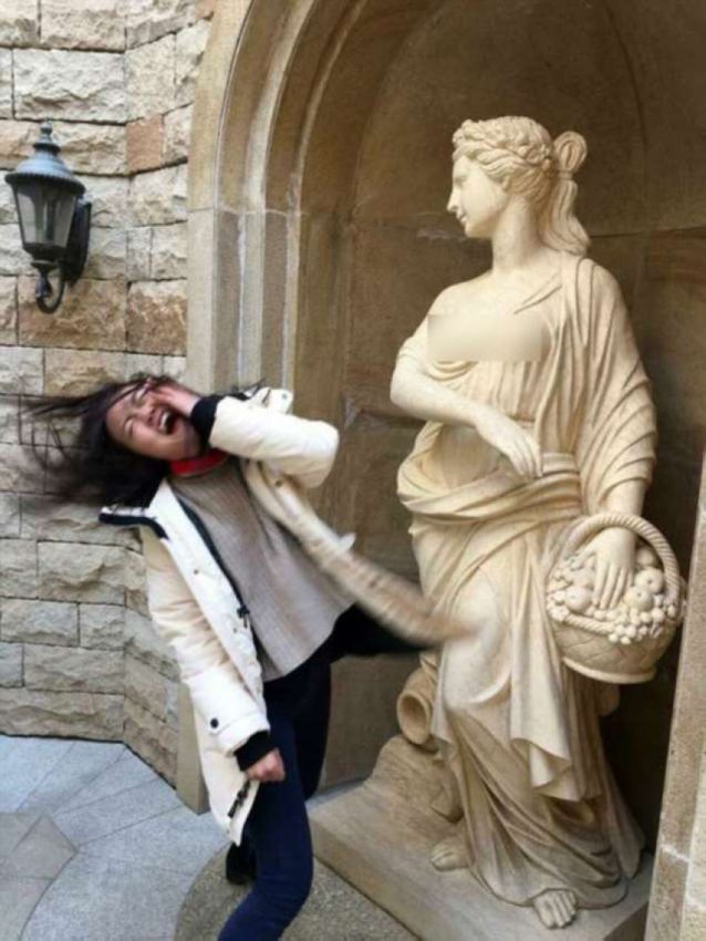 Статуи нападают на людей