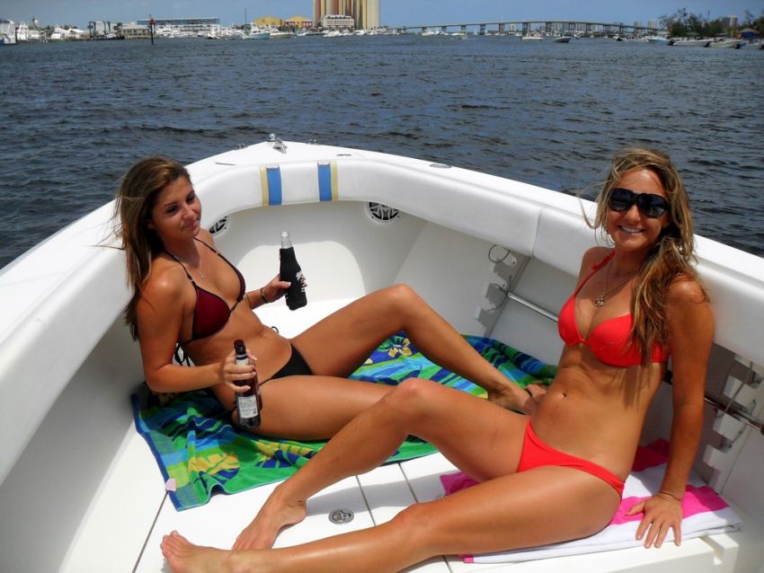 девушки на лодках