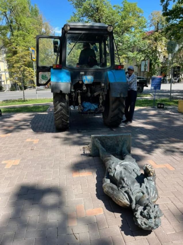 В Казахстане трактор снес памятник Виктору Цою.
