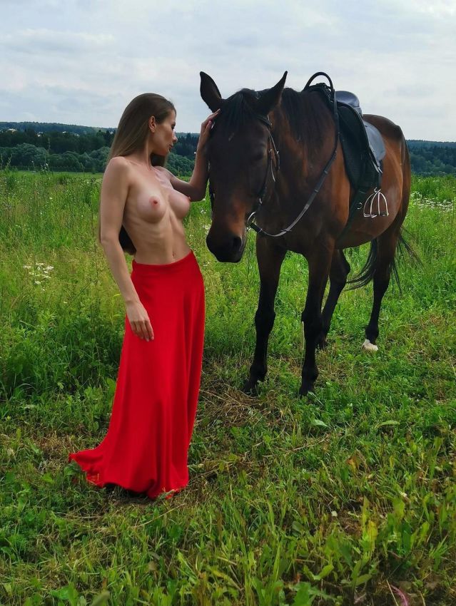 девушки и лошади