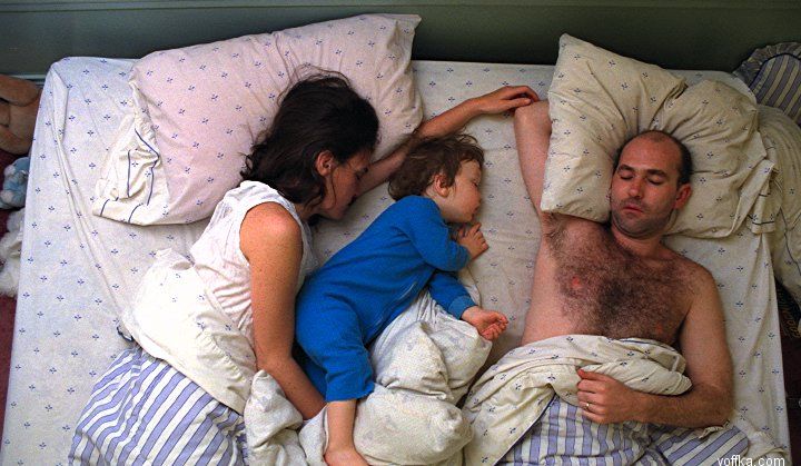 Мужем они спят на. Фото спящей семьи. Спать с мужем и ребенком. Дети спят муж и жен.