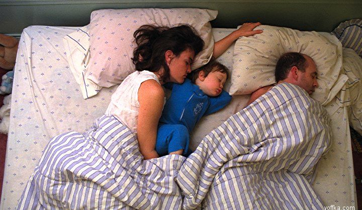 Мать увидела спящего сына. Совместный сон. Совместный сон с ребенком.