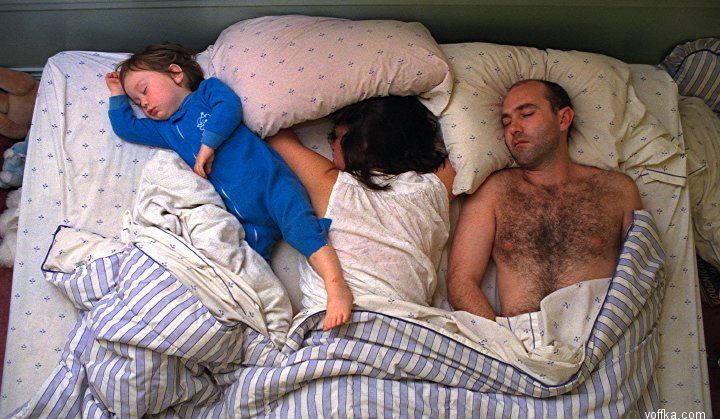 Полностью с спящими. Родители спят. Кровать для детей.